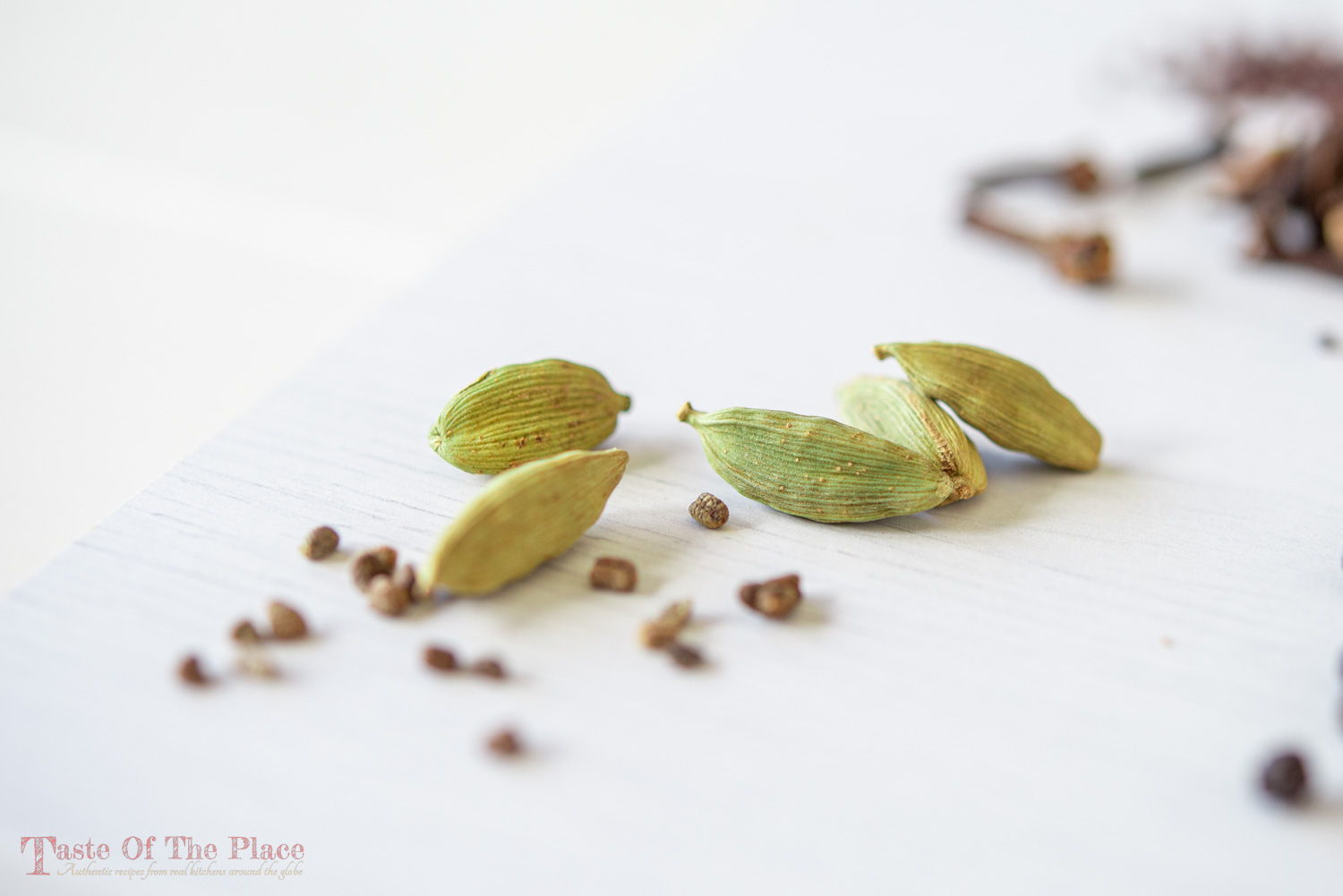 Green cardamom pods and inner seeds