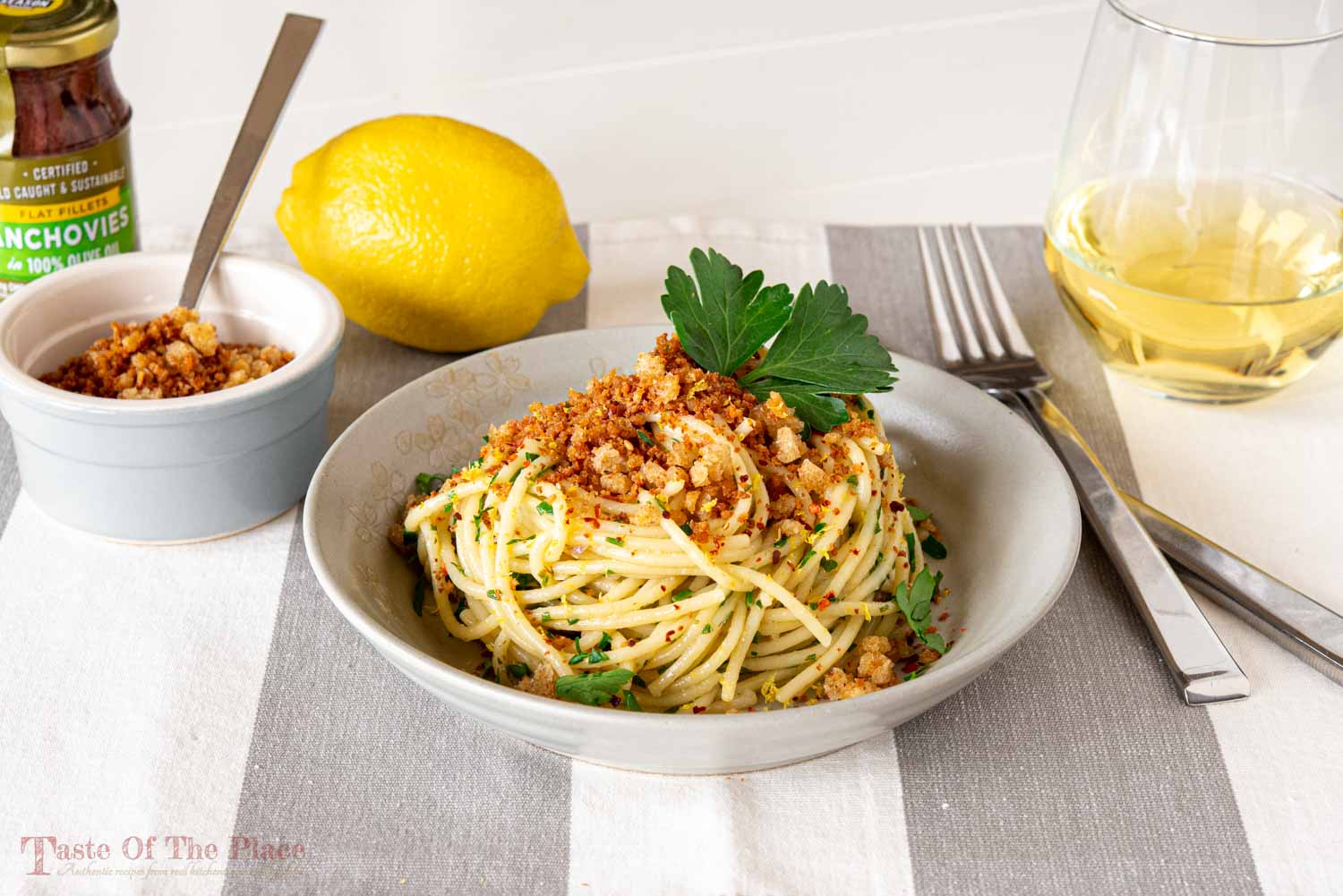 Sicilian-Style Spaghetti with Anchovies and Breadcrumbs (Spaghetti con Acciughe e Mollica)