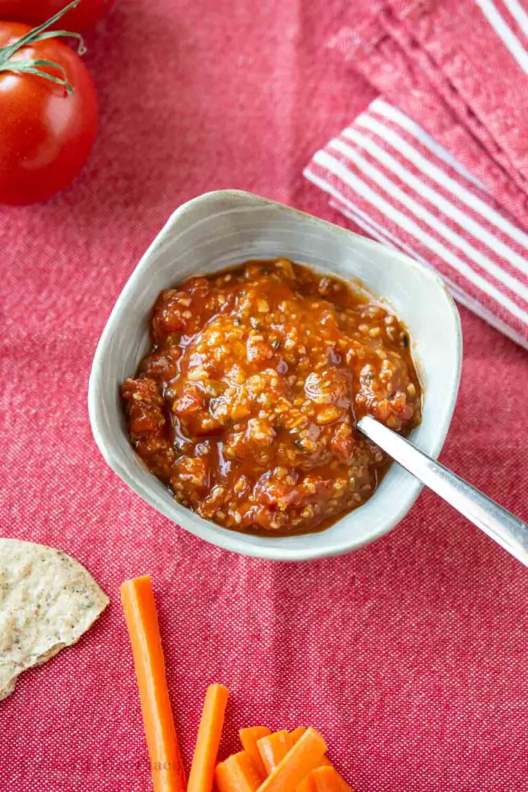 Tomato chutney with crispy crackers and carrot sticks