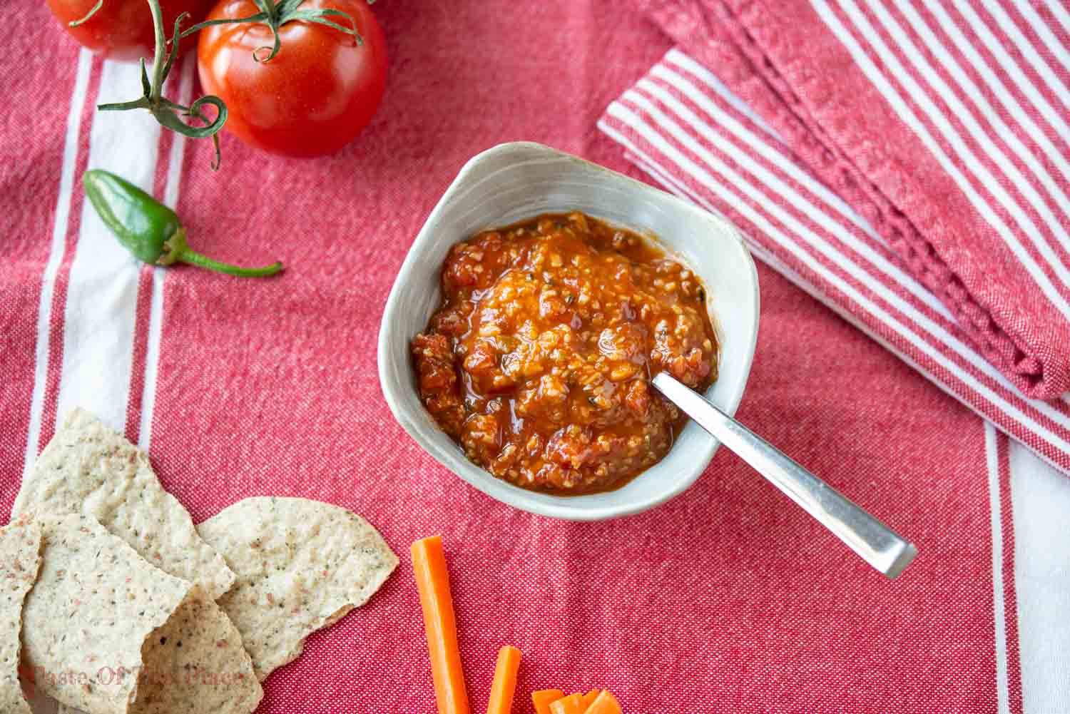 Tomato chutney with crispy crackers and carrot sticks
